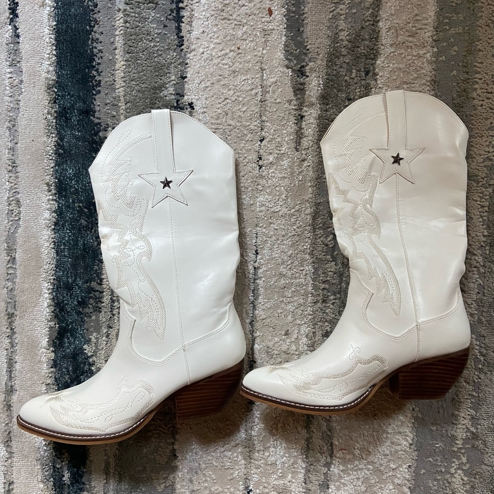 Never worn White cowboy boots 🌸